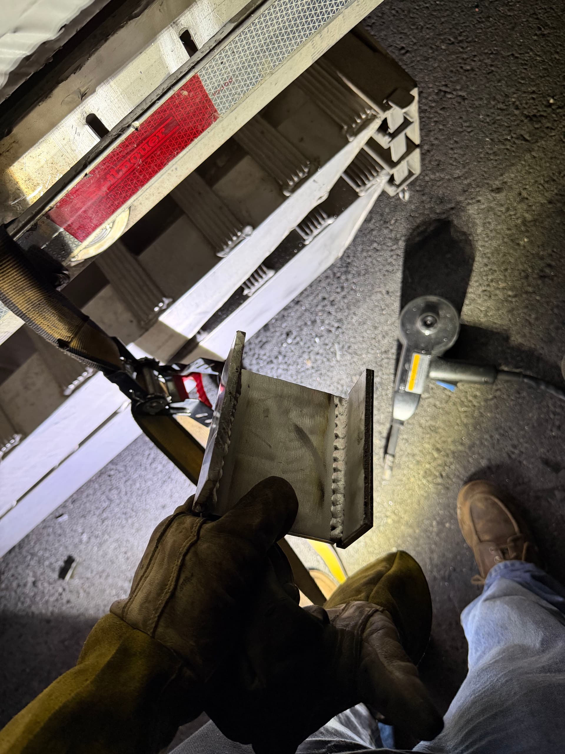 Gallery photos for Late Night Semi Trailer Pocket Repair Gets a Rig Back on the Road: Image #2